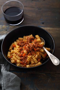 karanlık bir kapta makarna