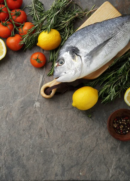 Пищевой фон с сырой рыбой — стоковое фото
