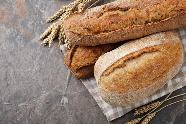 Næringsmiddelbakgrunn med brød – stockfoto