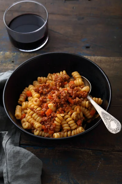 karanlık bir kapta makarna