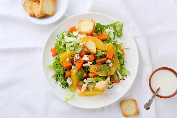 Салат из тыквы с апельсинами — стоковое фото