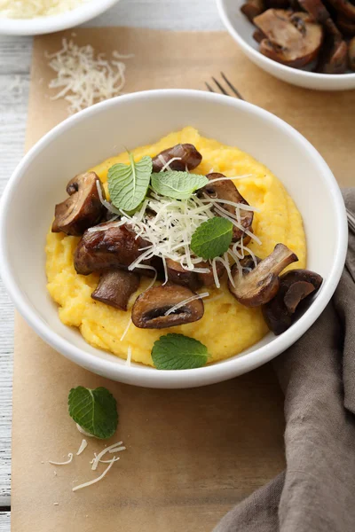 Polenta mit Pilzen — Stockfoto