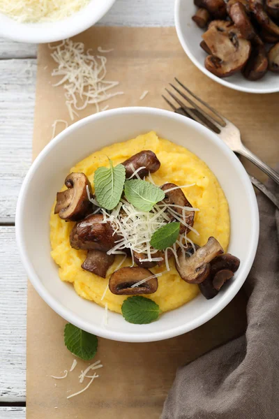 Polenta italiana com queijo e cogumelos — Fotografia de Stock