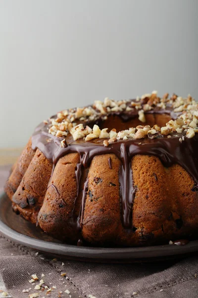 Bundt cake met chocolade en noten — Stockfoto