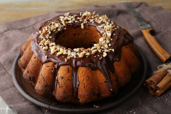 Cake met chocolade en noten — Stockfoto