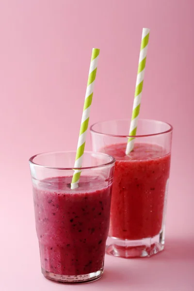 Due bicchieri con frullato di frutta — Foto Stock