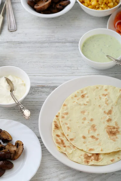 Mexicaanse tortilla en saus — Stockfoto