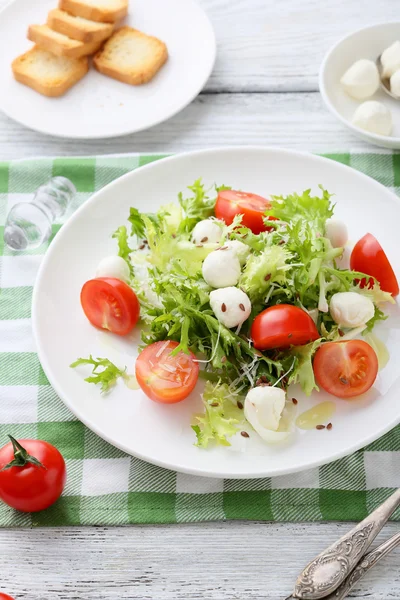 白い皿に新鮮なサラダ — ストック写真
