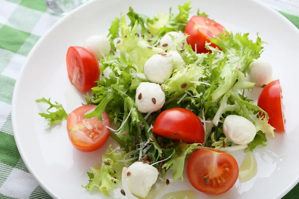 Зеленый салат на белой тарелке — стоковое фото
