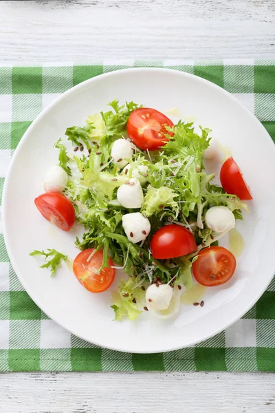 Ensalada con tomates en plato blanco —  Fotos de Stock