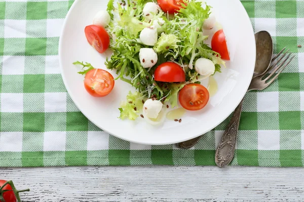 Ensalada italiana con tomates en plato blanco —  Fotos de Stock