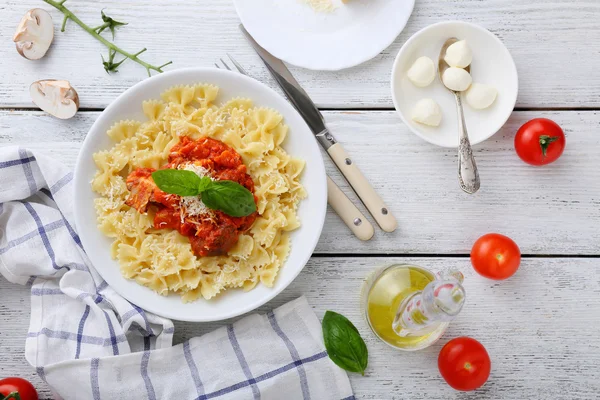 Macarrão italiano com ingredientes em placas — Fotografia de Stock