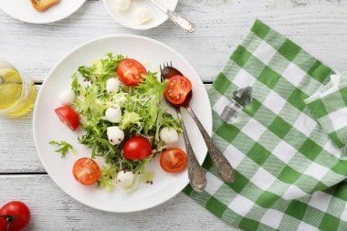 plaka üzerinde salata