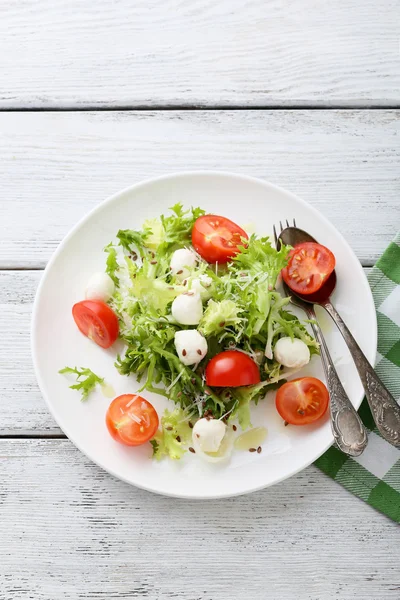 Italiaanse salade met tomaten op plaat — Stockfoto