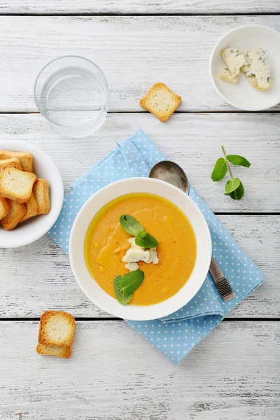 Crème soep in kom op houten tafel — Stockfoto
