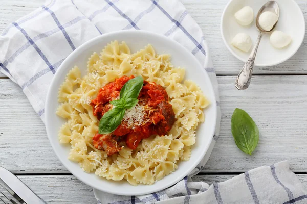 Italské těstoviny s omáčkou — Stock fotografie