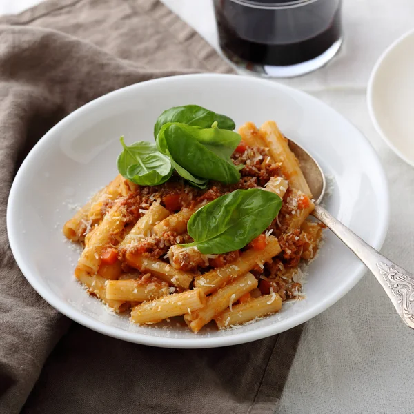Italské maso těstoviny v míse — Stock fotografie