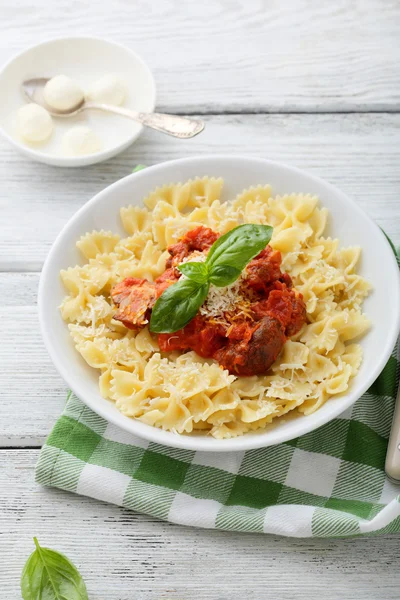 Italské těstoviny s rajčaty omáčkou — Stock fotografie