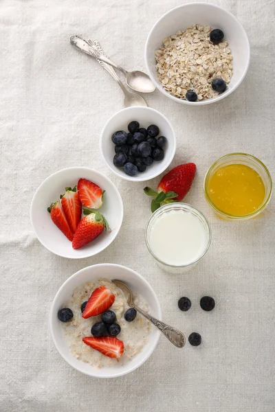 Joghurt mit Hafermüsli und Beeren — Stockfoto