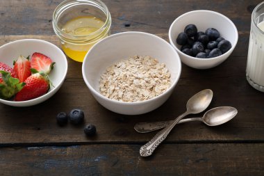  muesli and fresh berries