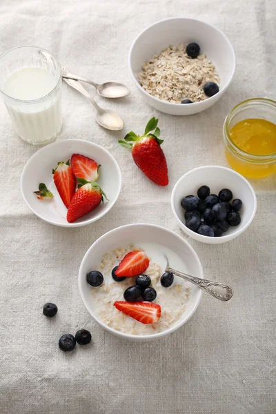 Υγιεινό πρωινό με μούρα — Φωτογραφία Αρχείου