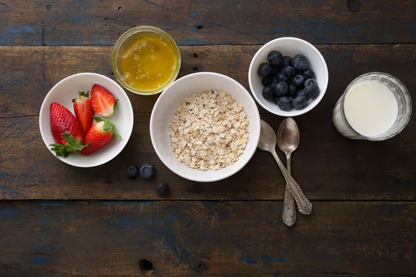 Здоровый завтрак хлопья с ягодами — стоковое фото