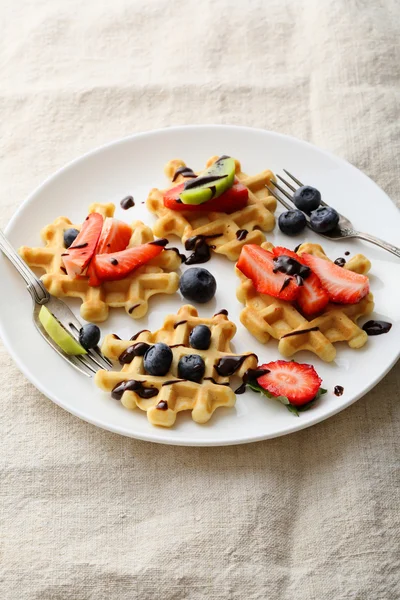 Waffeln mit Beeren — Stockfoto