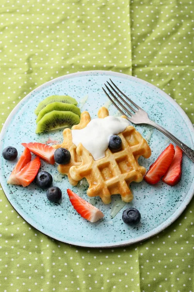 Waffeln mit Joghurt und Beeren — Stockfoto