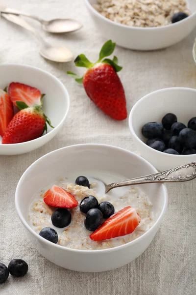 Morning oat with strawberries in bowl — Stock Photo, Image