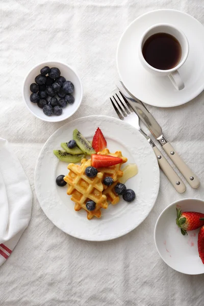 Frukost våfflor med honung och kaffe — Stockfoto