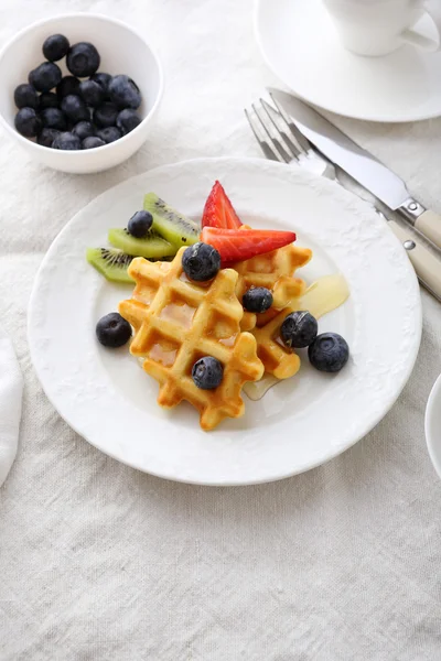 Frühstück Waffeln mit Honig — Stockfoto