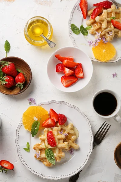 Morgon frukost med våfflor — Stockfoto