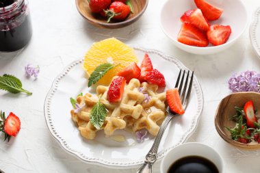 çilek ve kahve ile Belçika waffle