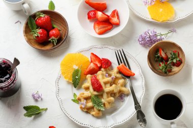 Waffle ve kahveyle kahvaltı