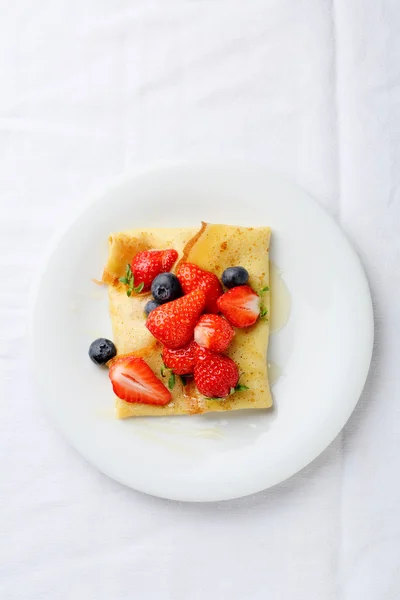 Crêpes mit frischen Beeren — Stockfoto