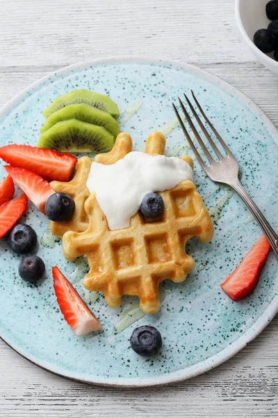 Mjuka våfflor med yoghurt och frukt — Stockfoto