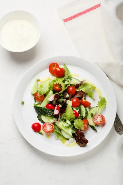 Salat mit frischem Gemüse auf weißem Teller — Stockfoto