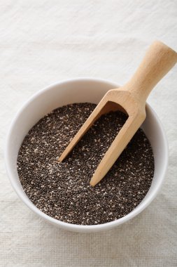 Beyaz kasede Chia tohumları