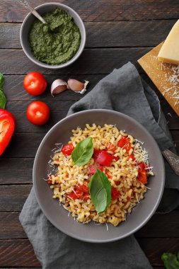 Vejetaryen makarna avokado pesto ile
