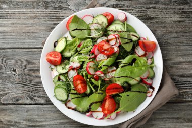 yaprak sebze ve domates salatası