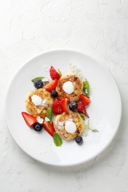 çilek ve krema ile gözleme