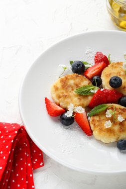 Çilekli peynirli krep. 