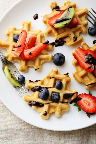 Sommerwaffeln mit Beeren — Stockfoto