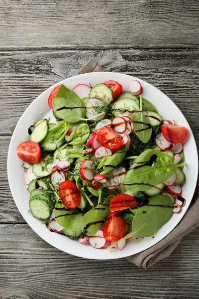 yaprak sebze ve kiraz domates salatası