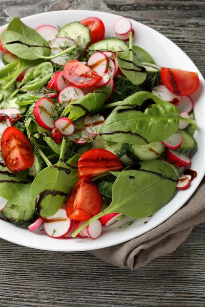 Salade d'été aux légumes-feuilles — Photo