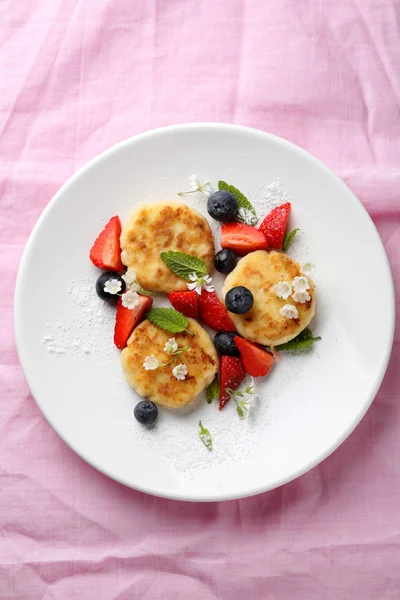 Pancake with summer berries — Stock Photo, Image