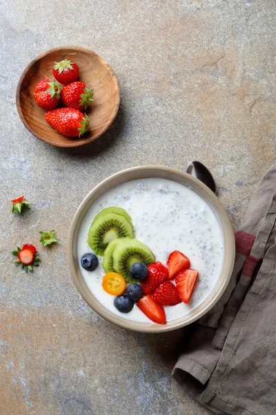 Frukost skål med chia och frukter — Stockfoto