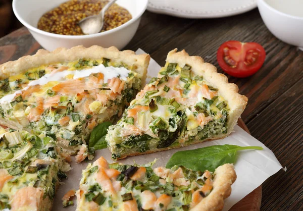 Quiche aux poissons et aux épinards — Photo