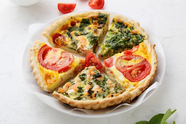 dilim börek ıspanaklı plaka üzerinde