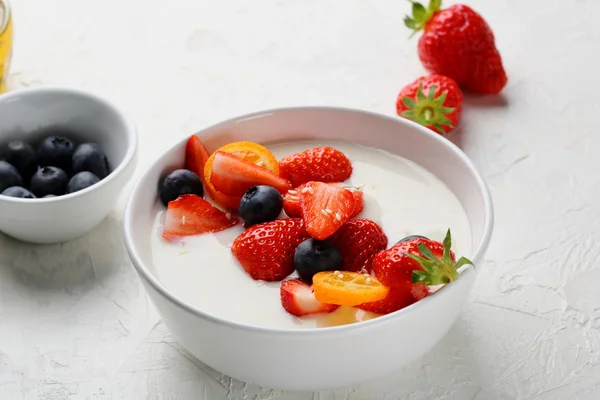 Vegan frukt och mjölk skål — Stockfoto